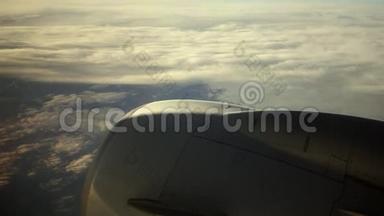 乘飞机旅行。 高清1080：穿云而过